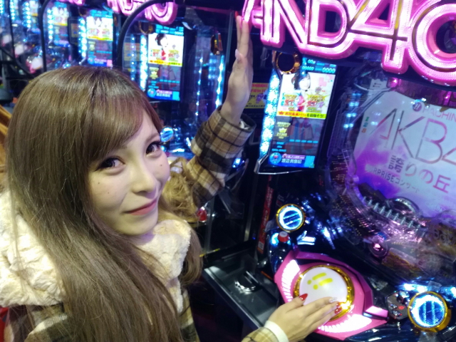 PICK UP NEW COMER！ 『CRぱちんこAKB48-3』を水樹彩が直営店で実戦