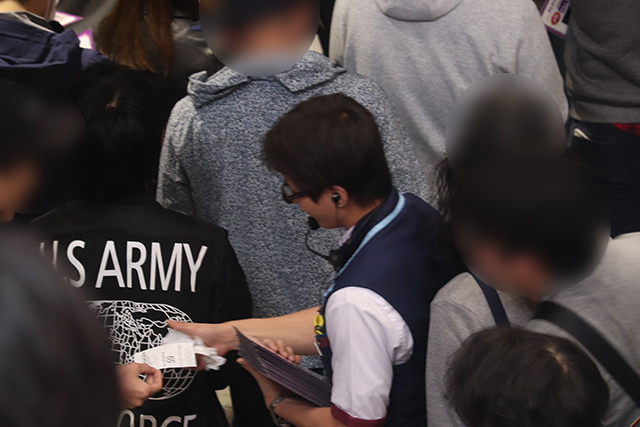 ファンの整列が少しでも進むよう、額に汗を浮かべながら声を張るスタッフ姿も非常に印象的だった。