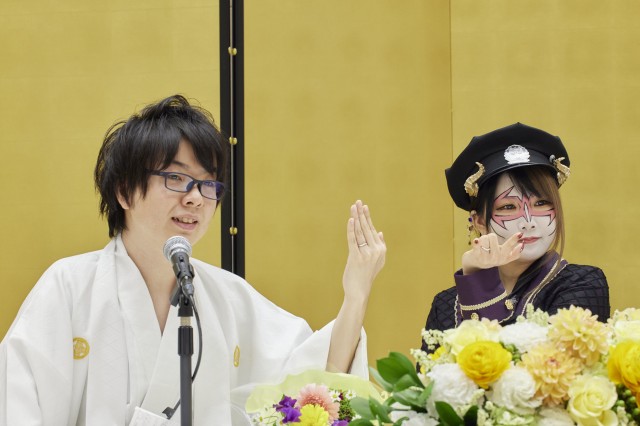 指輪を見せる寺井一択と兎味ペロリナ