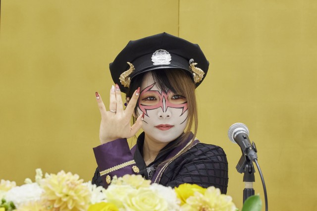 指輪を見せる兎味ペロリナ