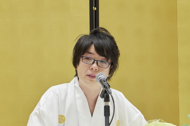 嬉し泣きをする寺井一択