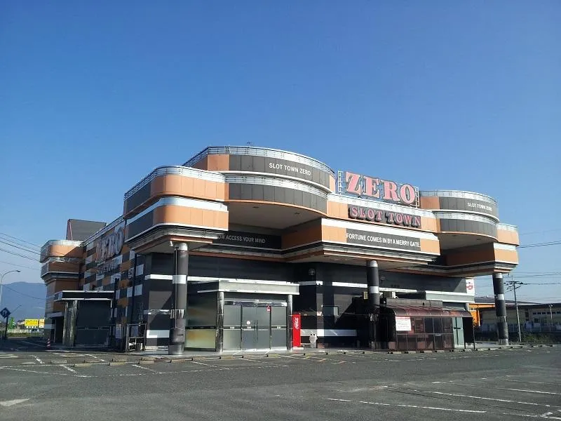 スロットタウンZERO小城牛津店の外観画像