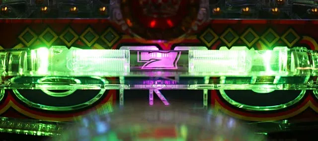 フィーバークィーンⅡ30th（クィーン2）・保留内連チャン演出